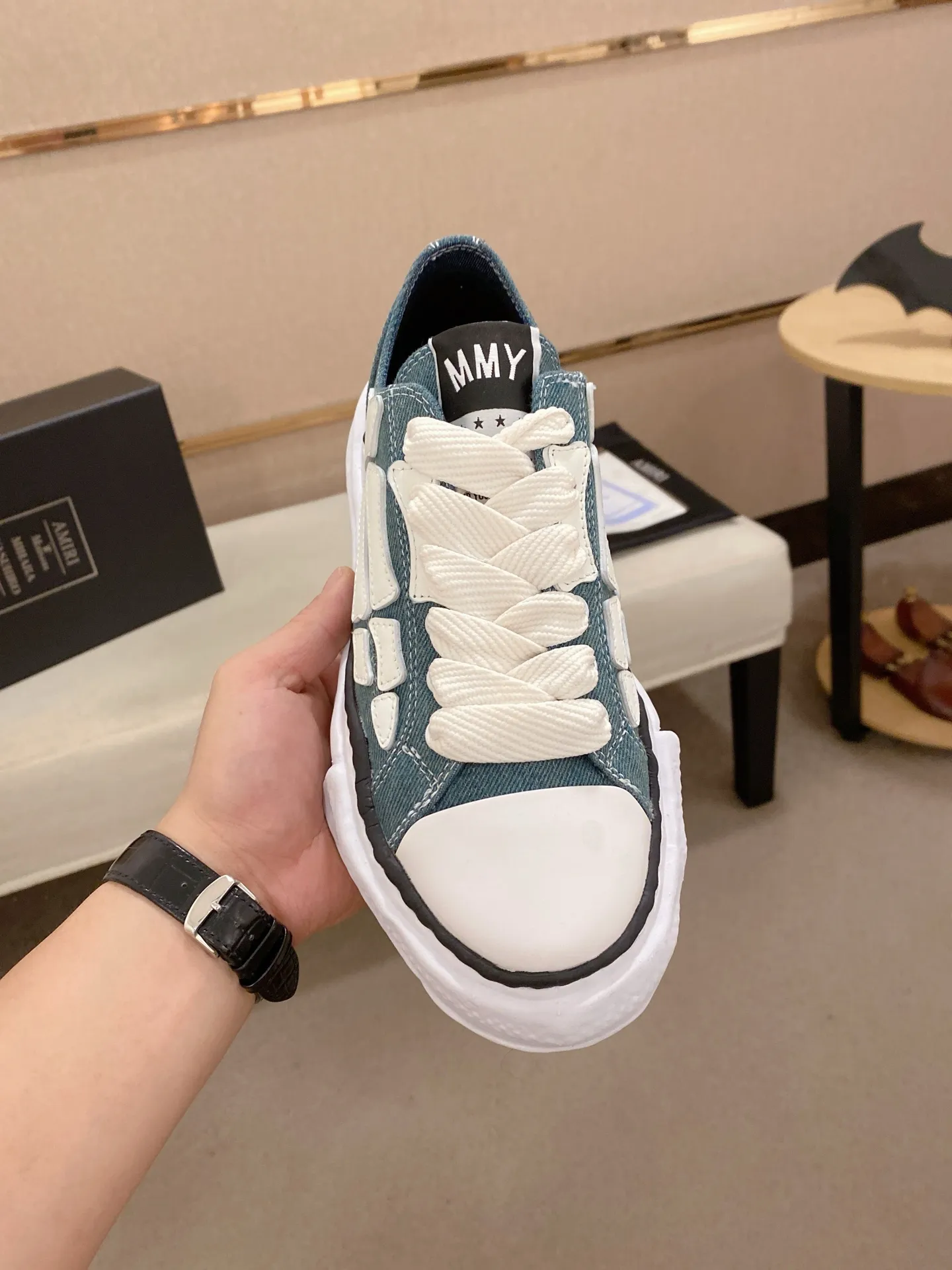 Men's shoes 💰: 580💰 High version [AMIRI] high-end men's shoes brand official website 1:1 latest masterpiece: original mold customization, the fabric is made of imported original materials, upgraded foam outsole, lighter and non-slip. The market's top quality, simple yet tasteful, a must-have for fashionistas, fashionable at your feet, full of confidence, the same style at the counter 👍The summer season is here. Code: 39-44. Can be customized45